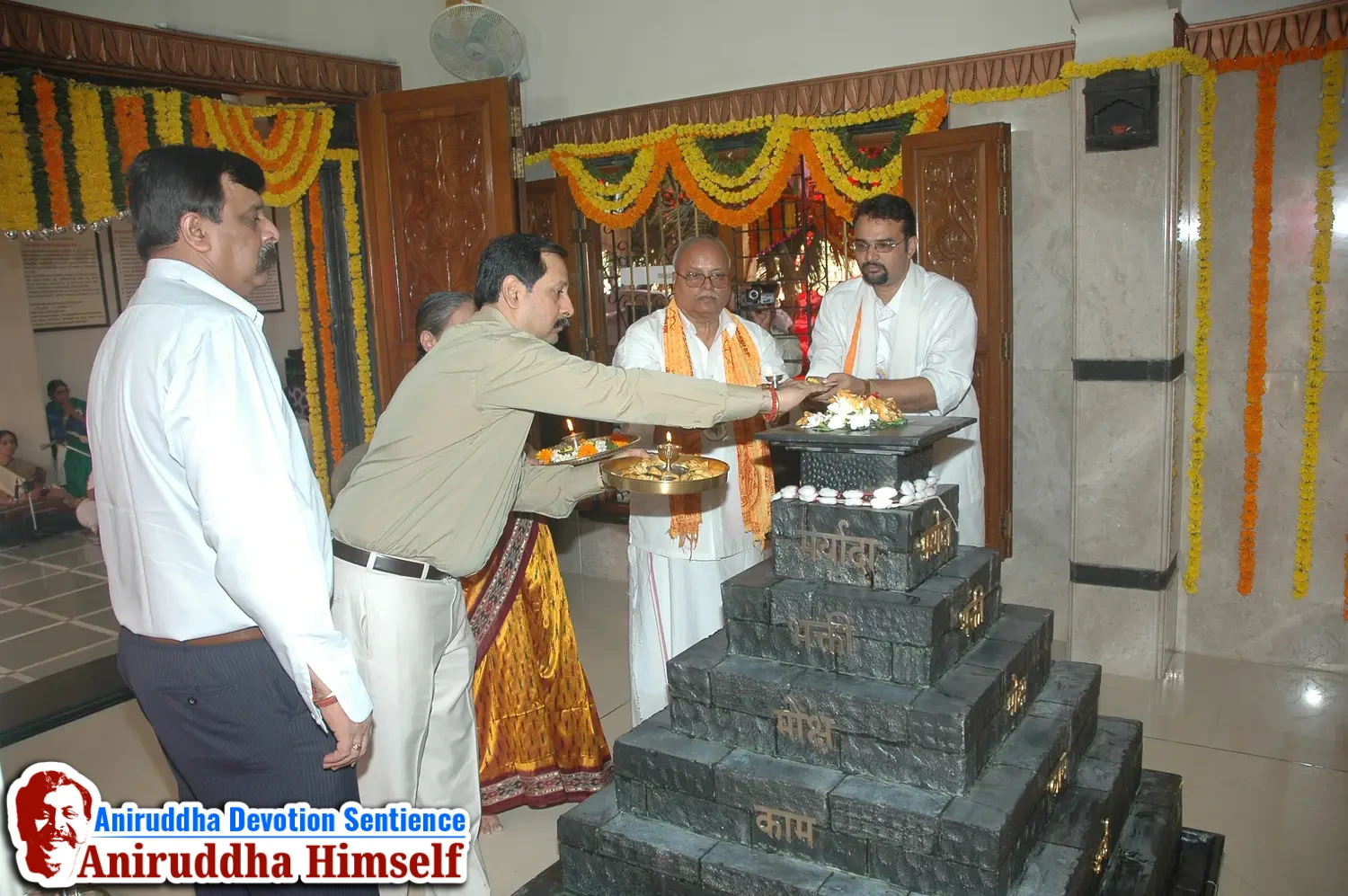 Poojan of Shree Aadyapipa Samadhi performed on the occasion of Shree Aadyapipa Samadhi Sthanam Sohala at Gurukul, Juinagar