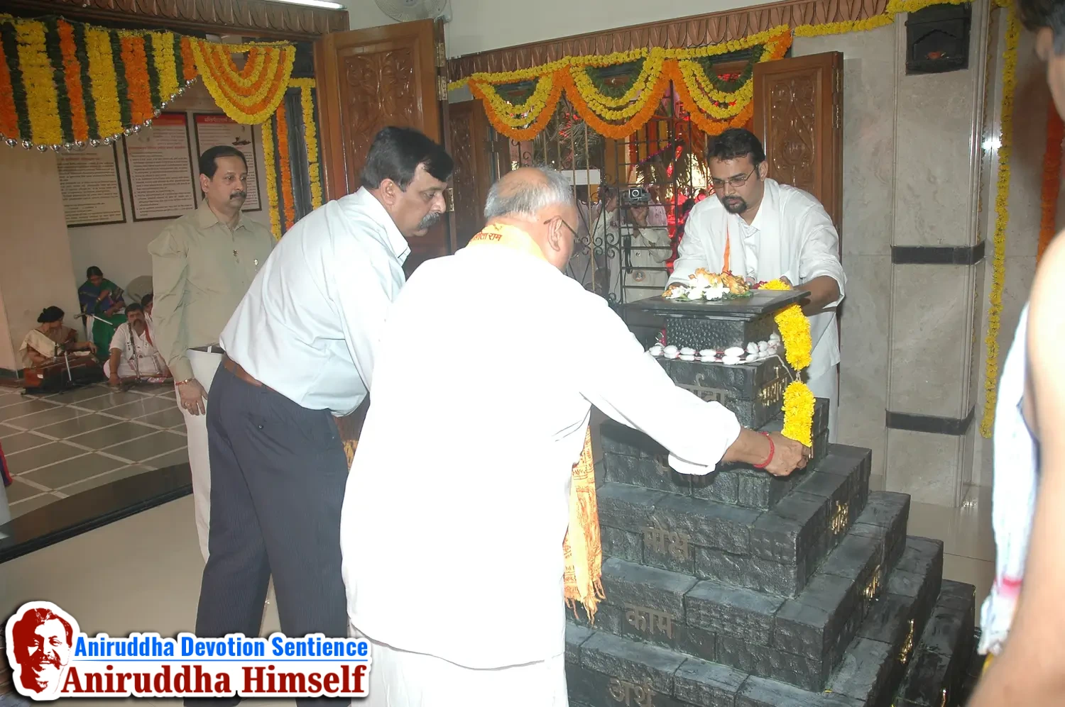 Sadguru Shree Aniruddha Bapu performs Poojan of Shree Aadyapipa Samadhi on the occasion of Shree Aadyapipa Samadhi Sthanam Sohala at Gurukul, Juinagar