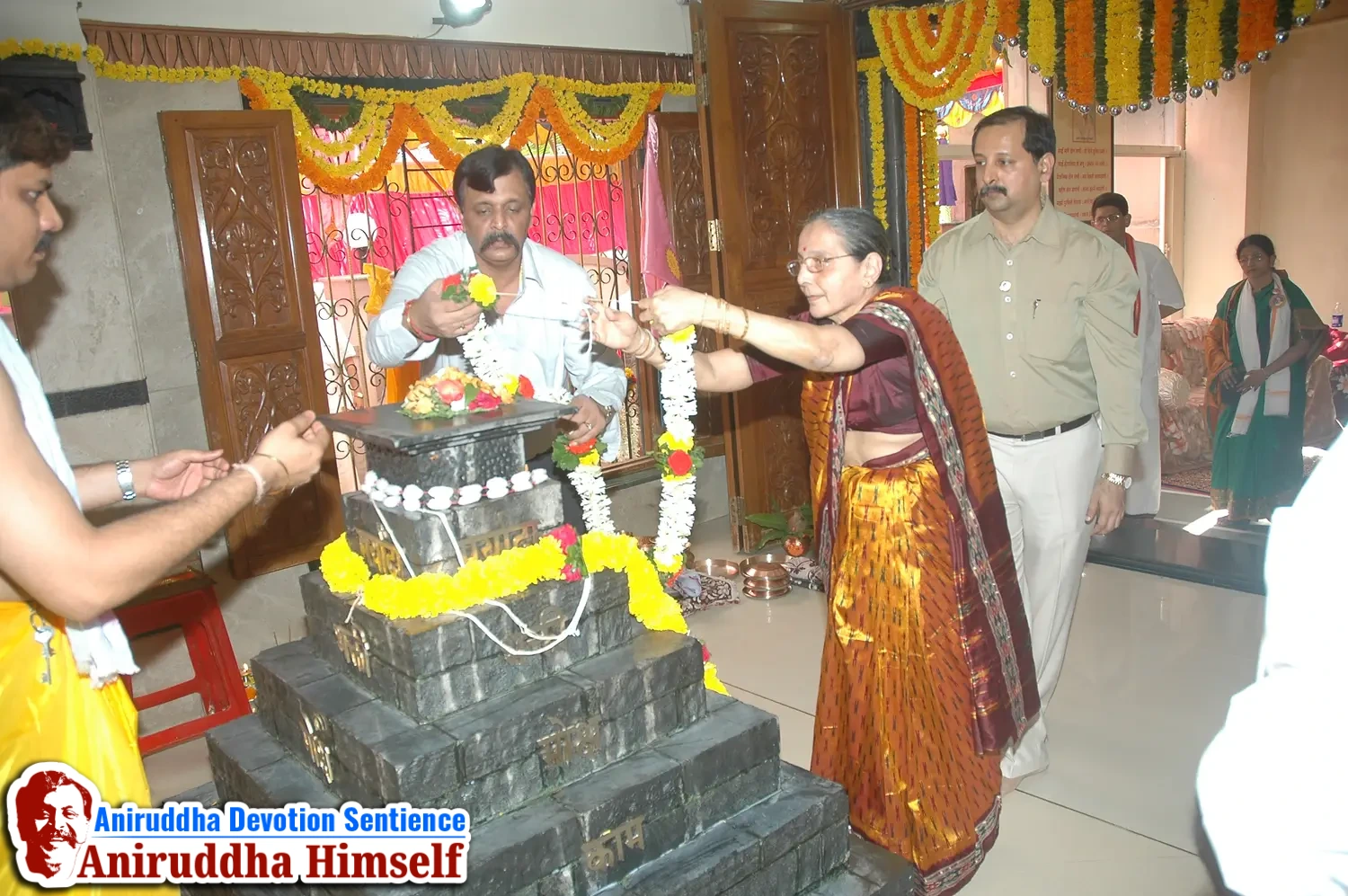 Sadguru Shree Aniruddha Bapu performs Poojan of Shree Aadyapipa Samadhi on the occasion of Shree Aadyapipa Samadhi Sthanam Sohala at Gurukul, Juinagar