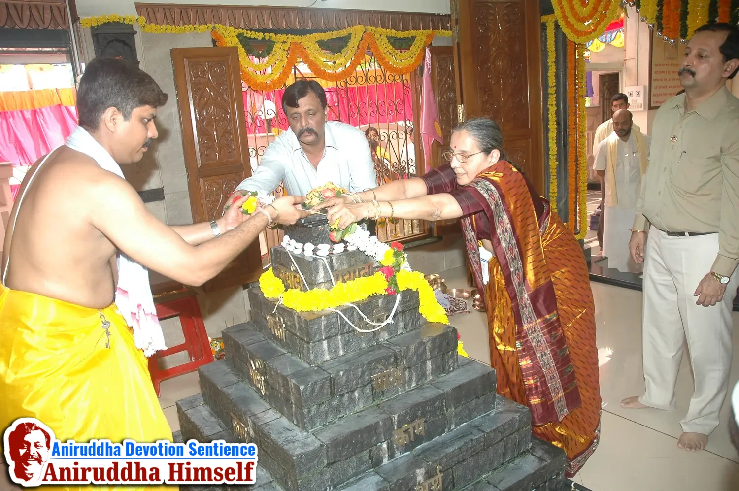 Sadguru Shree Aniruddha Bapu performs Poojan of Shree Aadyapipa Samadhi on the occasion of Shree Aadyapipa Samadhi Sthanam Sohala at Gurukul, Juinagar