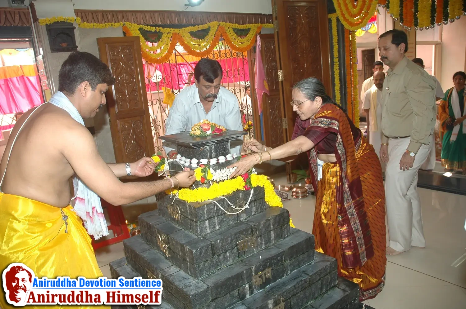 Sadguru Shree Aniruddha Bapu performs Poojan of Shree Aadyapipa Samadhi on the occasion of Shree Aadyapipa Samadhi Sthanam Sohala at Gurukul, Juinagar