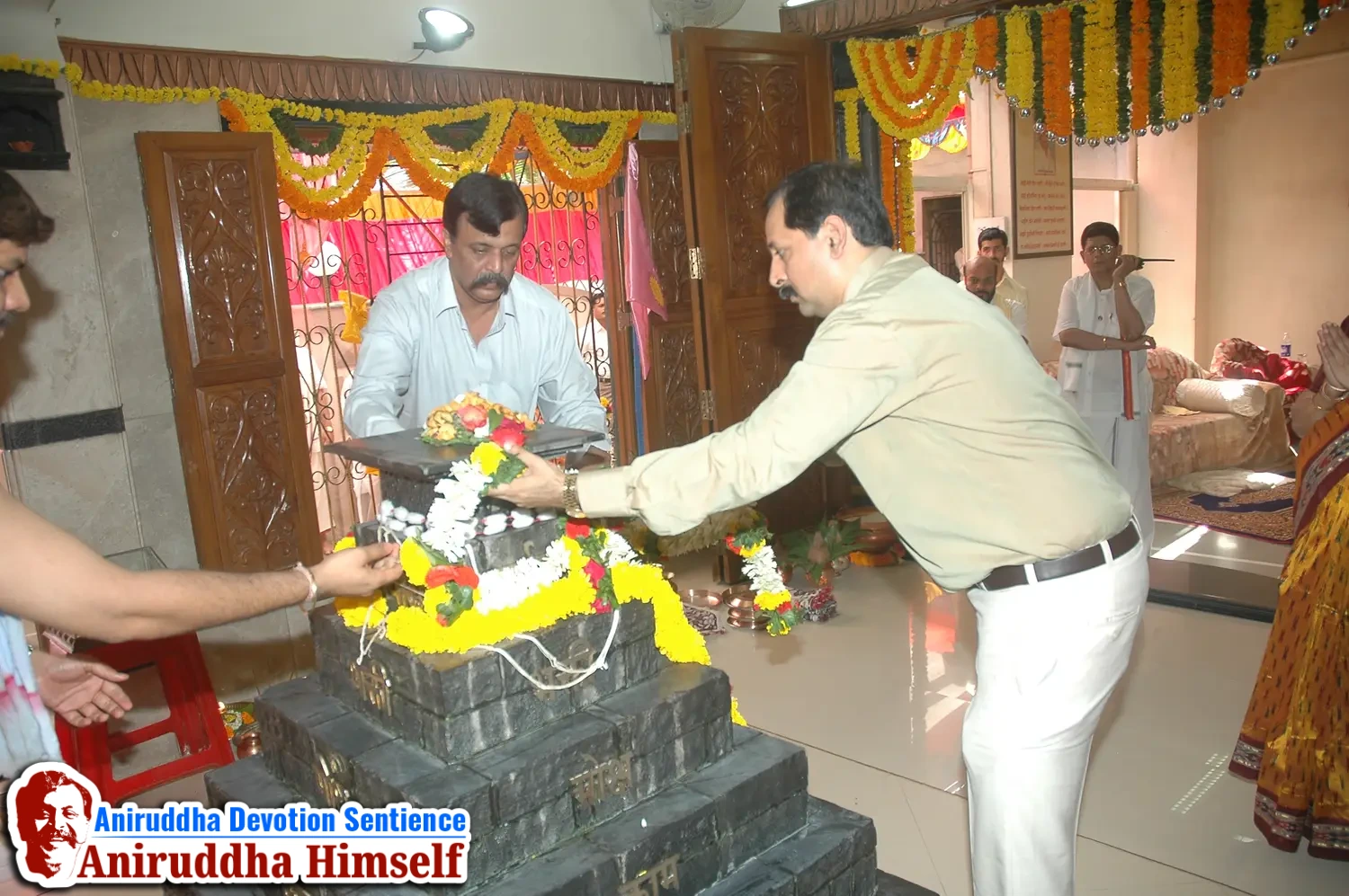Sadguru Shree Aniruddha Bapu performs Poojan of Shree Aadyapipa Samadhi on the occasion of Shree Aadyapipa Samadhi Sthanam Sohala at Gurukul, Juinagar