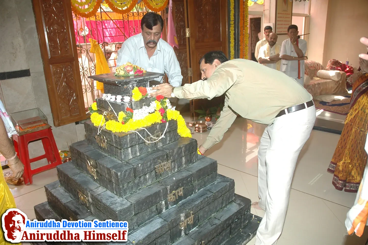 Sadguru Shree Aniruddha Bapu performs Poojan of Shree Aadyapipa Samadhi on the occasion of Shree Aadyapipa Samadhi Sthanam Sohala at Gurukul, Juinagar