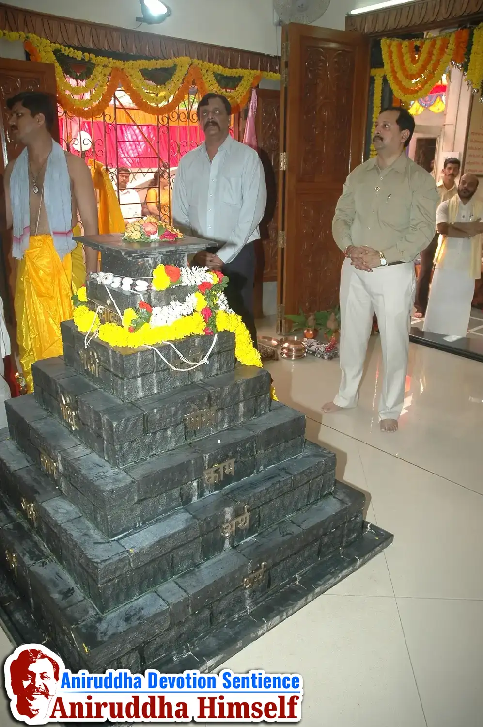 Poojan of Shree Aadyapipa Samadhi performed on the occasion of Shree Aadyapipa Samadhi Sthanam Sohala at Gurukul, Juinagar
