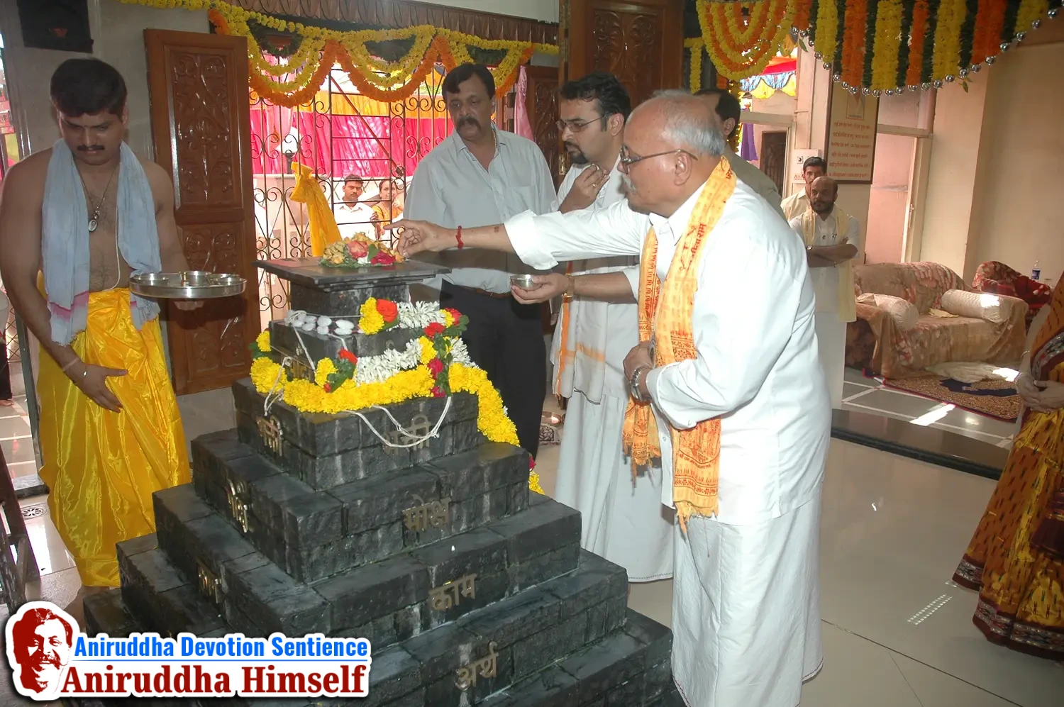 Poojan of Shree Aadyapipa Samadhi performed on the occasion of Shree Aadyapipa Samadhi Sthanam Sohala at Gurukul, Juinagar