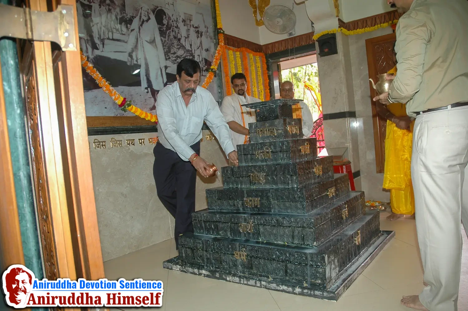 Sadguru Shree Aniruddha Bapu performs Poojan of Shree Aadyapipa Samadhi on the occasion of Shree Aadyapipa Samadhi Sthanam Sohala at Gurukul, Juinagar