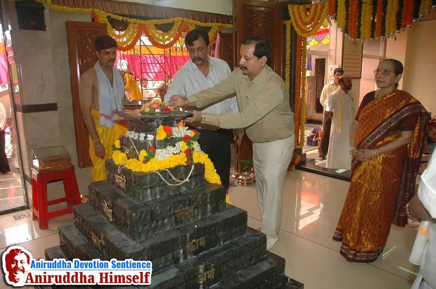 Poojan of Shree Aadyapipa Samadhi performed on the occasion of Shree Aadyapipa Samadhi Sthanam Sohala at Gurukul, Juinagar