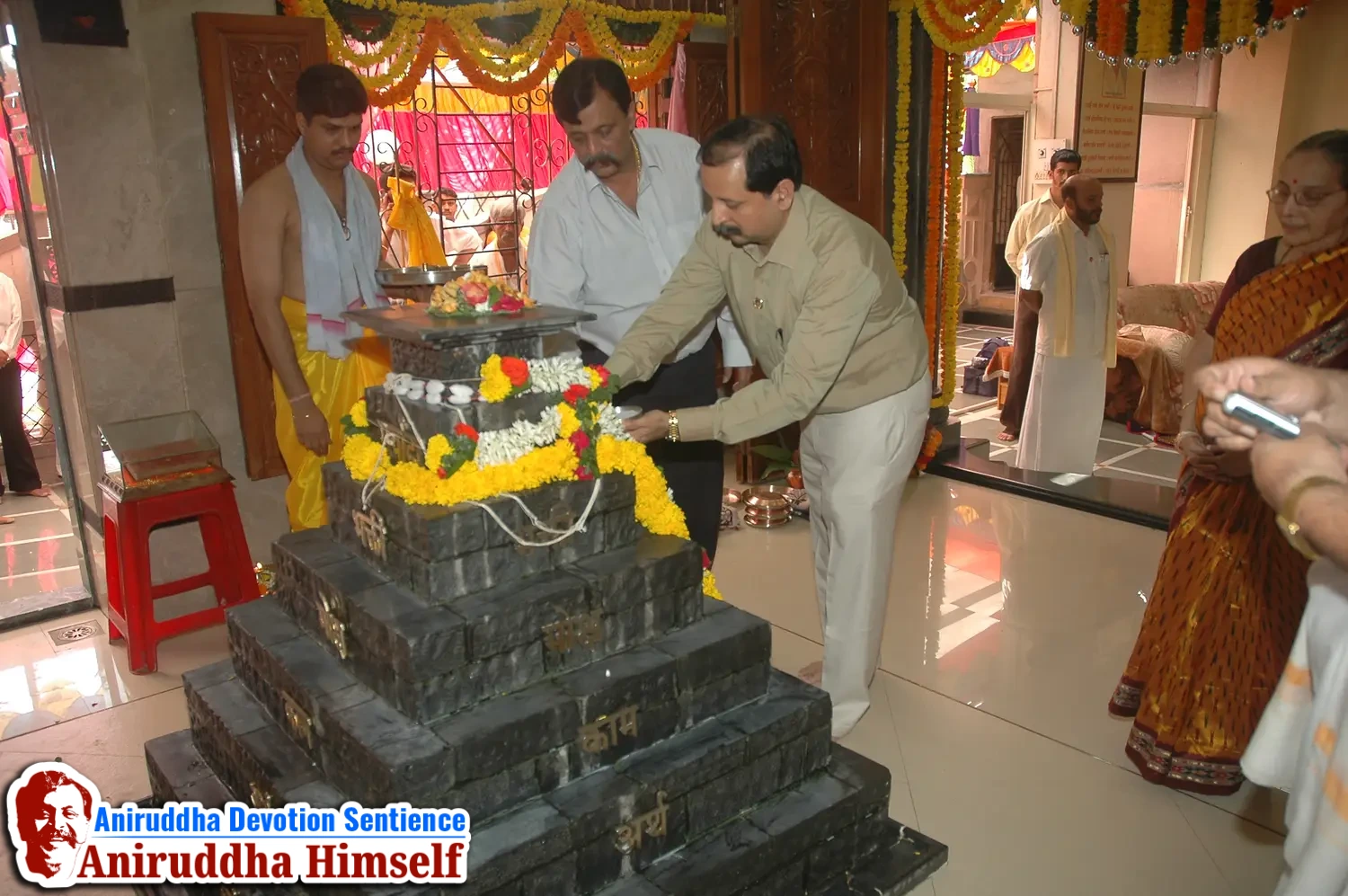 Poojan of Shree Aadyapipa Samadhi performed on the occasion of Shree Aadyapipa Samadhi Sthanam Sohala at Gurukul, Juinagar