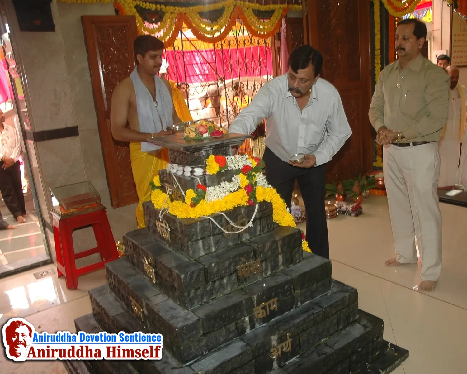 Sadguru Shree Aniruddha Bapu performs Poojan of Shree Aadyapipa Samadhi on the occasion of Shree Aadyapipa Samadhi Sthanam Sohala at Gurukul, Juinagar