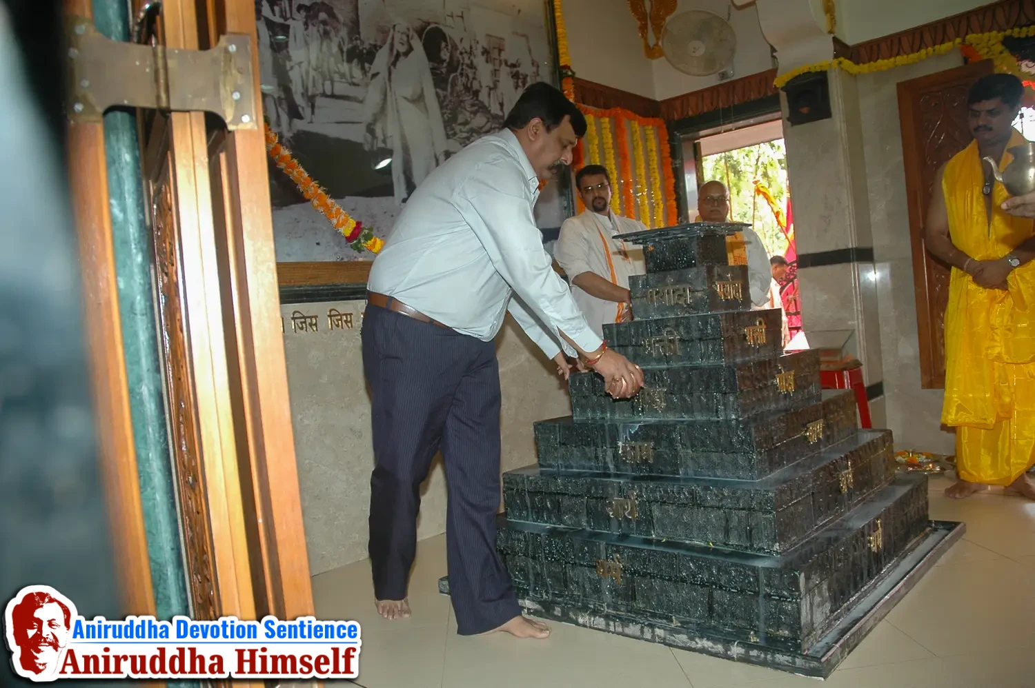 Sadguru Shree Aniruddha Bapu performs Poojan of Shree Aadyapipa Samadhi on the occasion of Shree Aadyapipa Samadhi Sthanam Sohala at Gurukul, Juinagar