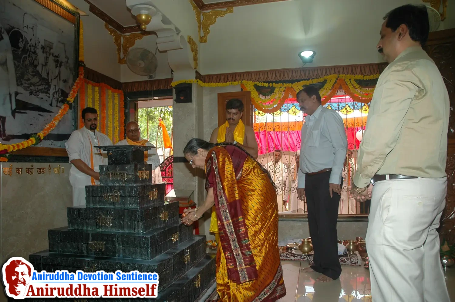 Poojan of Shree Aadyapipa Samadhi performed on the occasion of Shree Aadyapipa Samadhi Sthanam Sohala at Gurukul, Juinagar
