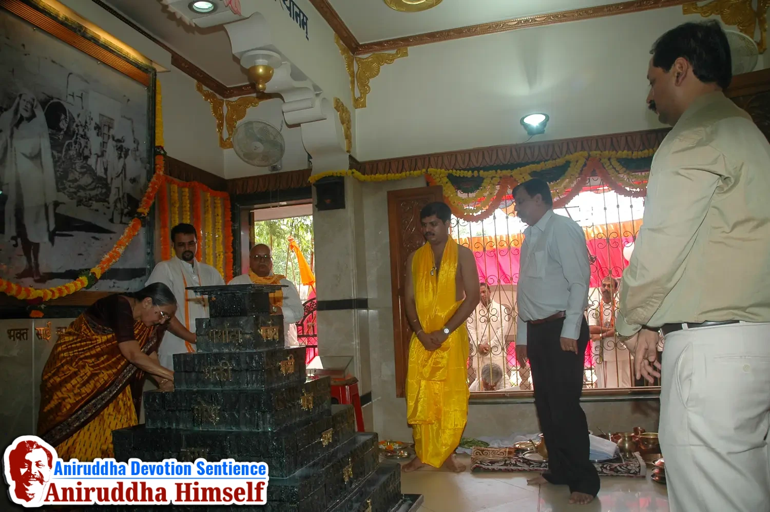 Poojan of Shree Aadyapipa Samadhi performed on the occasion of Shree Aadyapipa Samadhi Sthanam Sohala at Gurukul, Juinagar