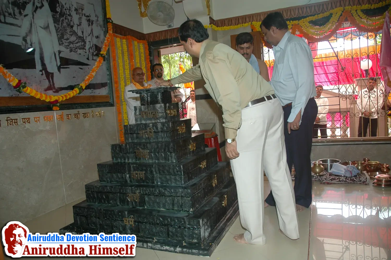 Poojan of Shree Aadyapipa Samadhi performed on the occasion of Shree Aadyapipa Samadhi Sthanam Sohala at Gurukul, Juinagar