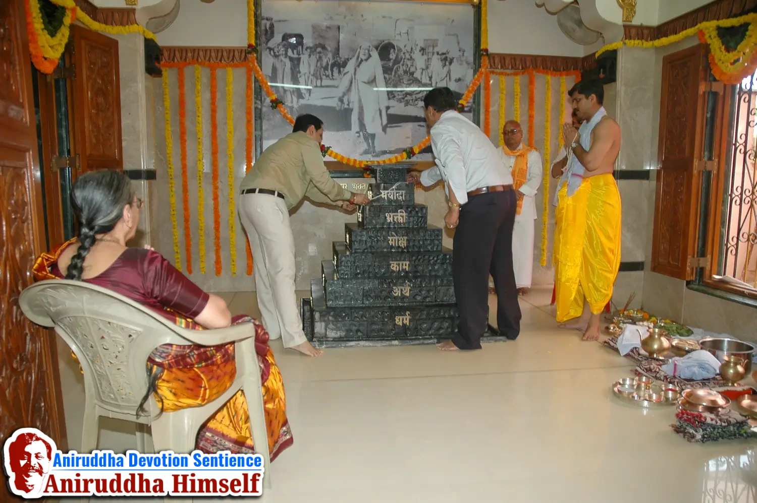 Sadguru Shree Aniruddha Bapu performs Poojan of Shree Aadyapipa Samadhi on the occasion of Shree Aadyapipa Samadhi Sthanam Sohala at Gurukul, Juinagar