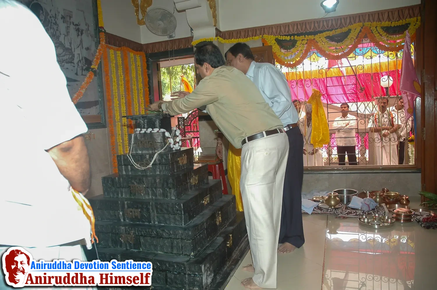Poojan of Shree Aadyapipa Samadhi performed on the occasion of Shree Aadyapipa Samadhi Sthanam Sohala at Gurukul, Juinagar
