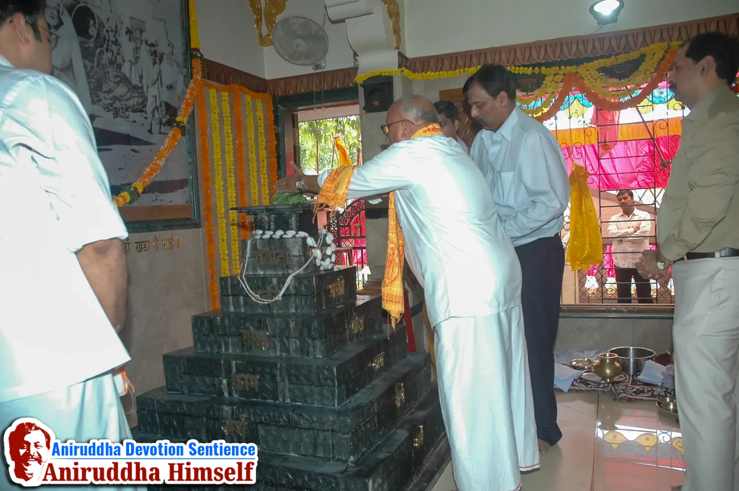 Poojan of Shree Aadyapipa Samadhi performed on the occasion of Shree Aadyapipa Samadhi Sthanam Sohala at Gurukul, Juinagar
