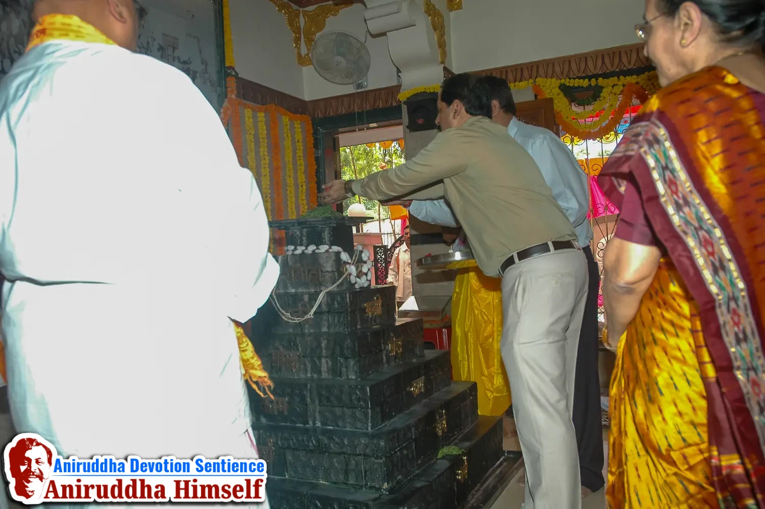 Poojan of Shree Aadyapipa Samadhi performed on the occasion of Shree Aadyapipa Samadhi Sthanam Sohala at Gurukul, Juinagar