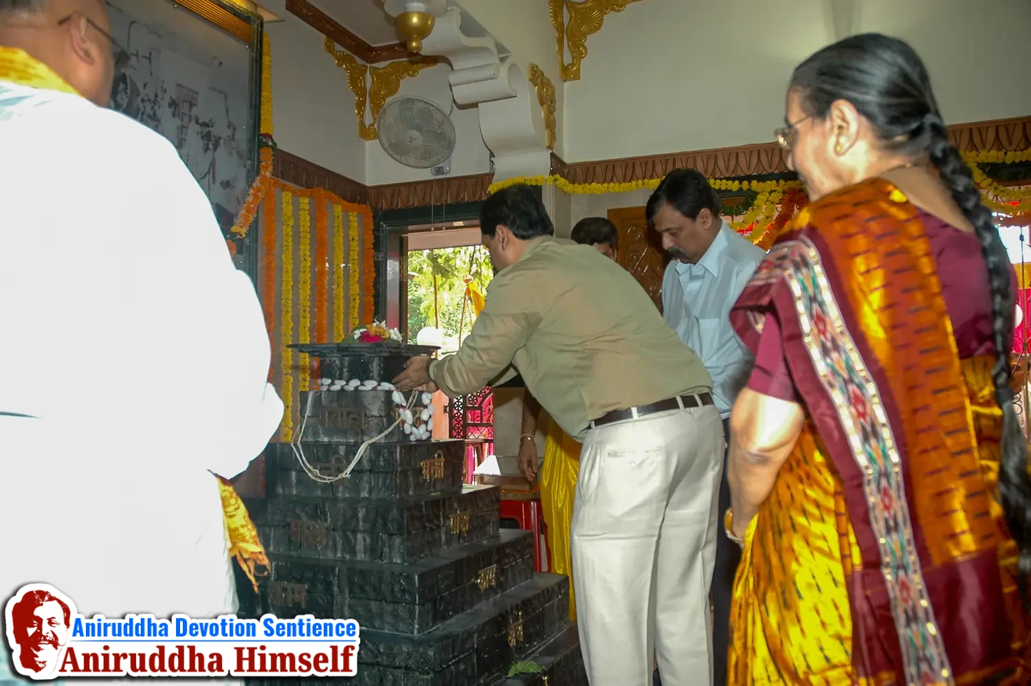 Poojan of Shree Aadyapipa Samadhi performed on the occasion of Shree Aadyapipa Samadhi Sthanam Sohala at Gurukul, Juinagar