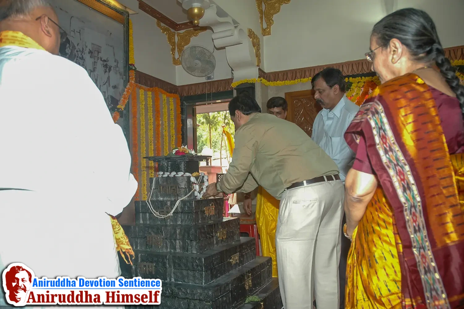 Poojan of Shree Aadyapipa Samadhi performed on the occasion of Shree Aadyapipa Samadhi Sthanam Sohala at Gurukul, Juinagar