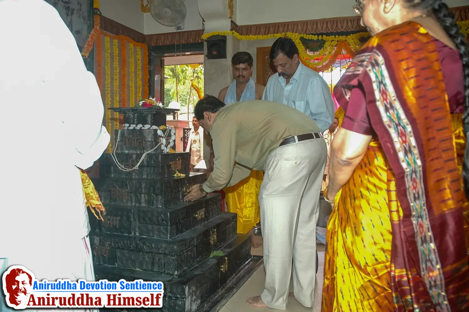 Poojan of Shree Aadyapipa Samadhi performed on the occasion of Shree Aadyapipa Samadhi Sthanam Sohala at Gurukul, Juinagar