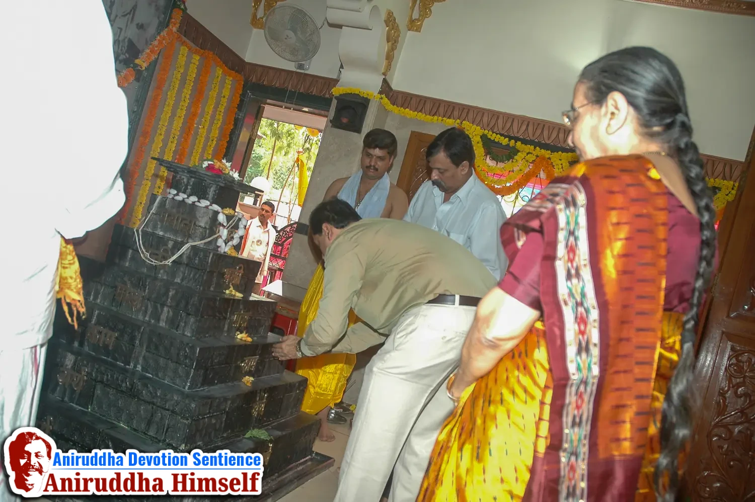 Poojan of Shree Aadyapipa Samadhi performed on the occasion of Shree Aadyapipa Samadhi Sthanam Sohala at Gurukul, Juinagar
