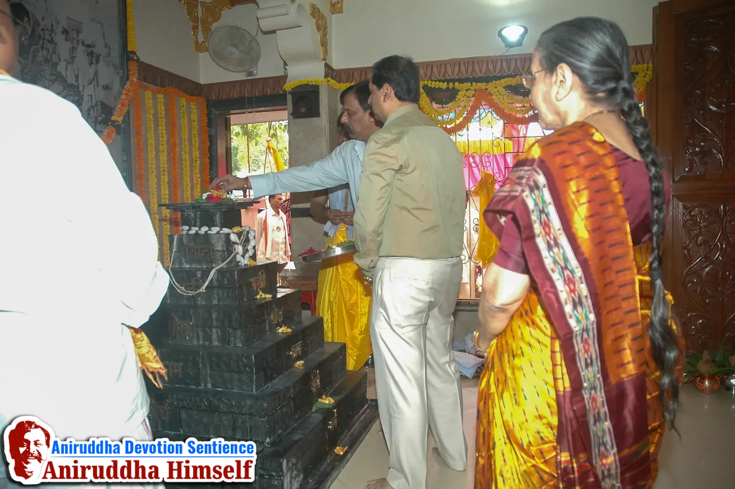 Poojan of Shree Aadyapipa Samadhi performed on the occasion of Shree Aadyapipa Samadhi Sthanam Sohala at Gurukul, Juinagar