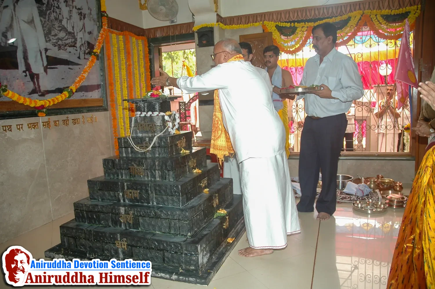 Poojan of Shree Aadyapipa Samadhi performed on the occasion of Shree Aadyapipa Samadhi Sthanam Sohala at Gurukul, Juinagar