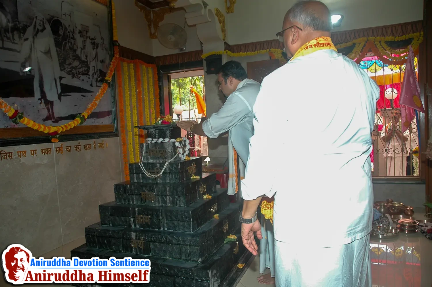 Aniruddha Bapu performing Poojan of Shree Aadyapipa Samadhi Sthanam