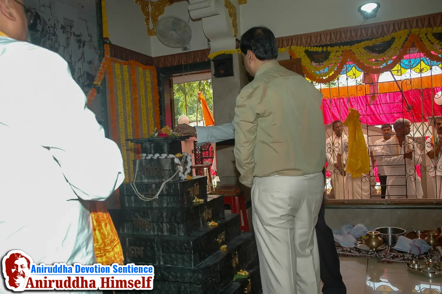 Aniruddha Bapu performing Poojan of Shree Aadyapipa Samadhi Sthanam