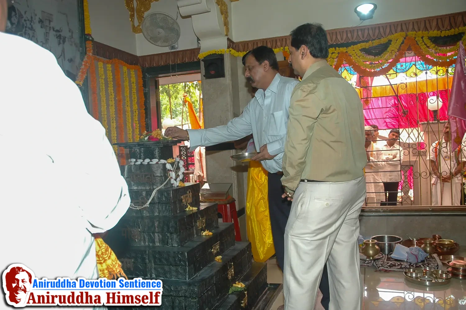 Aniruddha Bapu performing Poojan of Shree Aadyapipa Samadhi Sthanam
