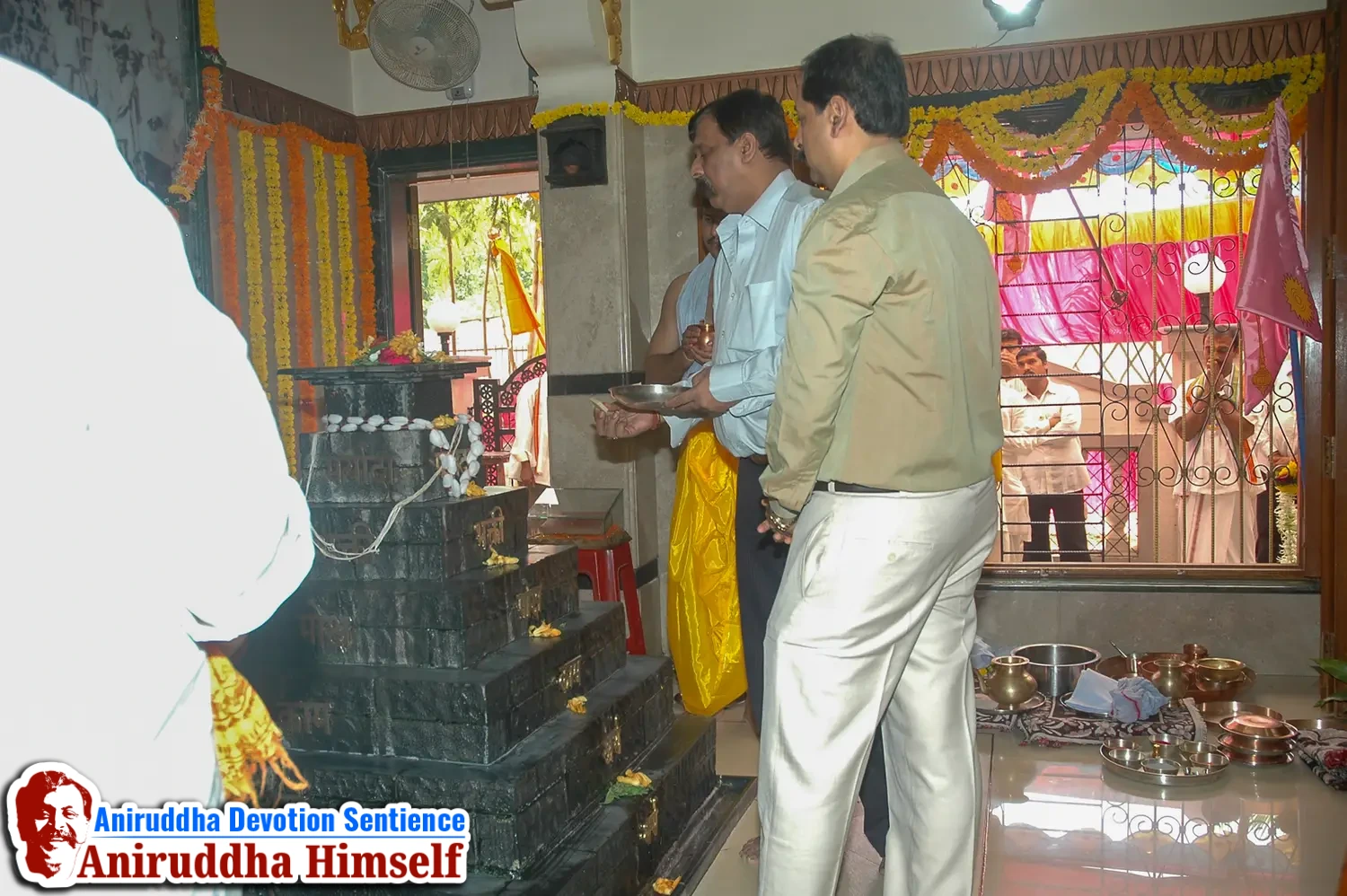Aniruddha Bapu performing Poojan of Shree Aadyapipa Samadhi Sthanam