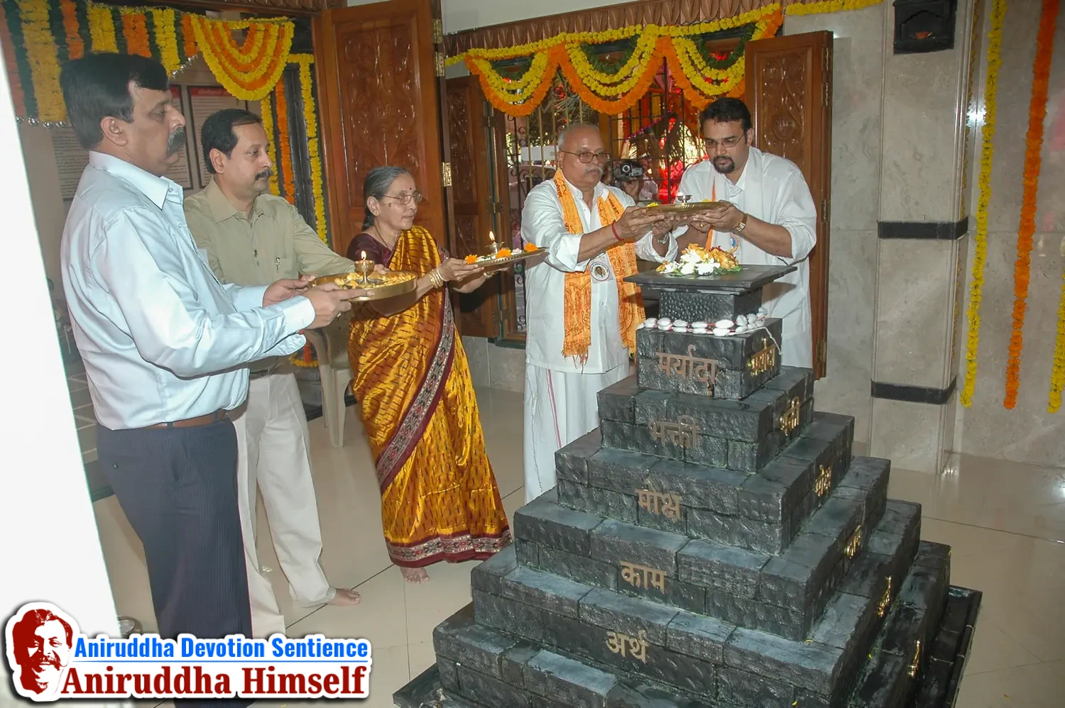 Aniruddha Bapu performing Poojan of Shree Aadyapipa Samadhi Sthanam
