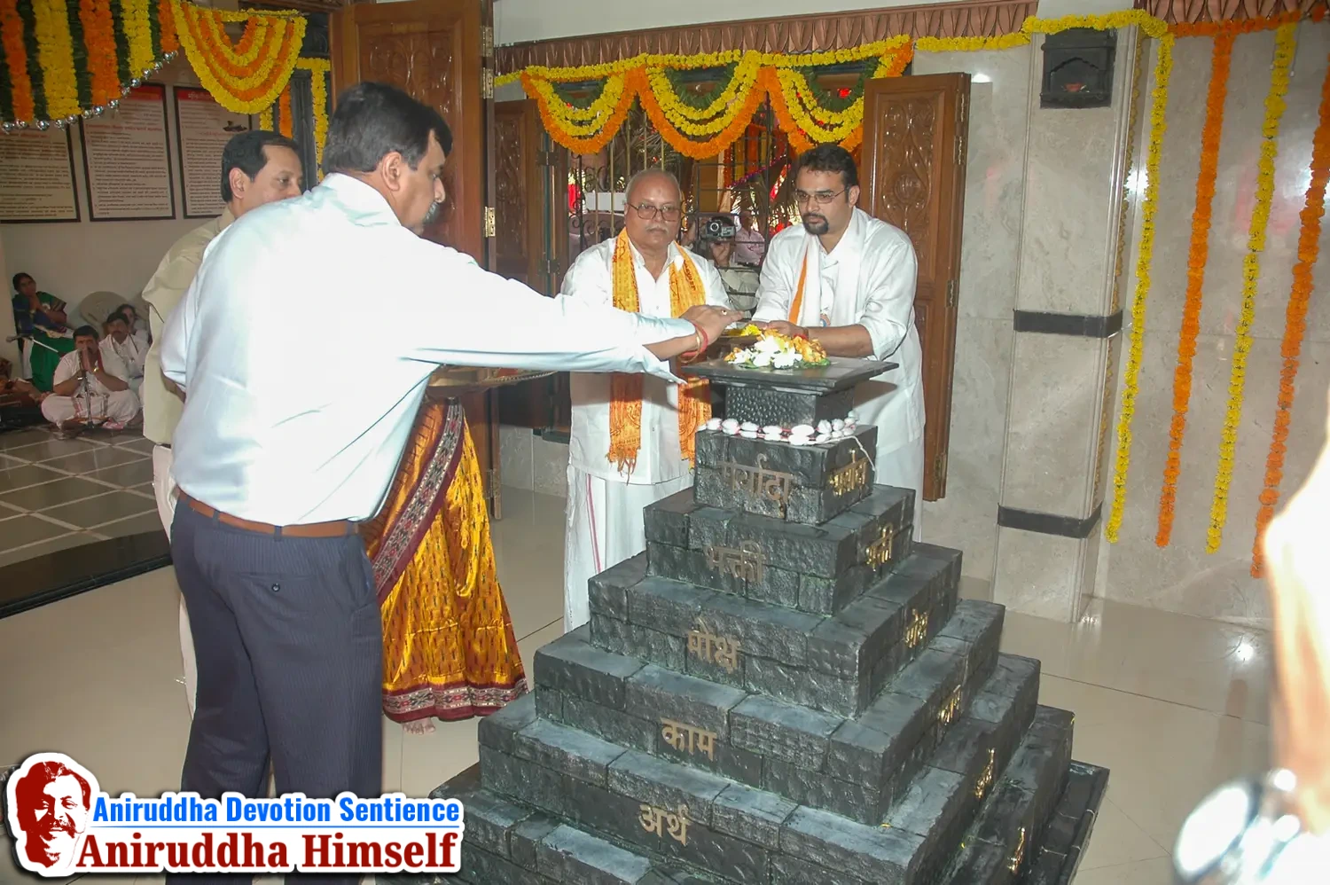 Aniruddha Bapu performing Poojan of Shree Aadyapipa Samadhi Sthanam