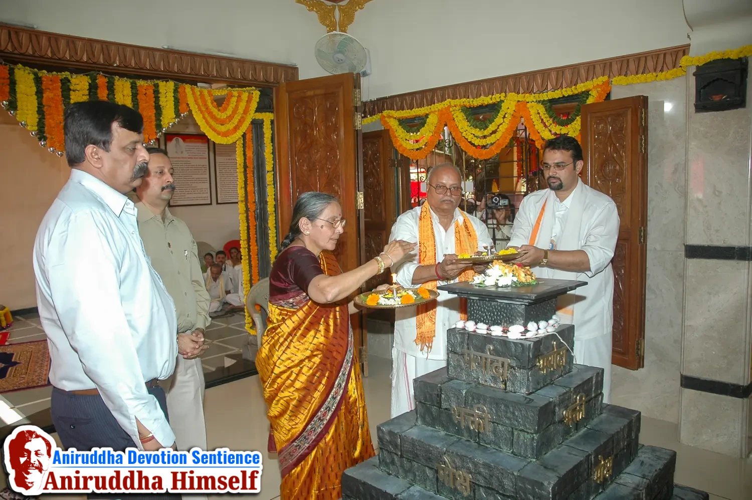 Aniruddha Bapu performing Poojan of Shree Aadyapipa Samadhi Sthanam