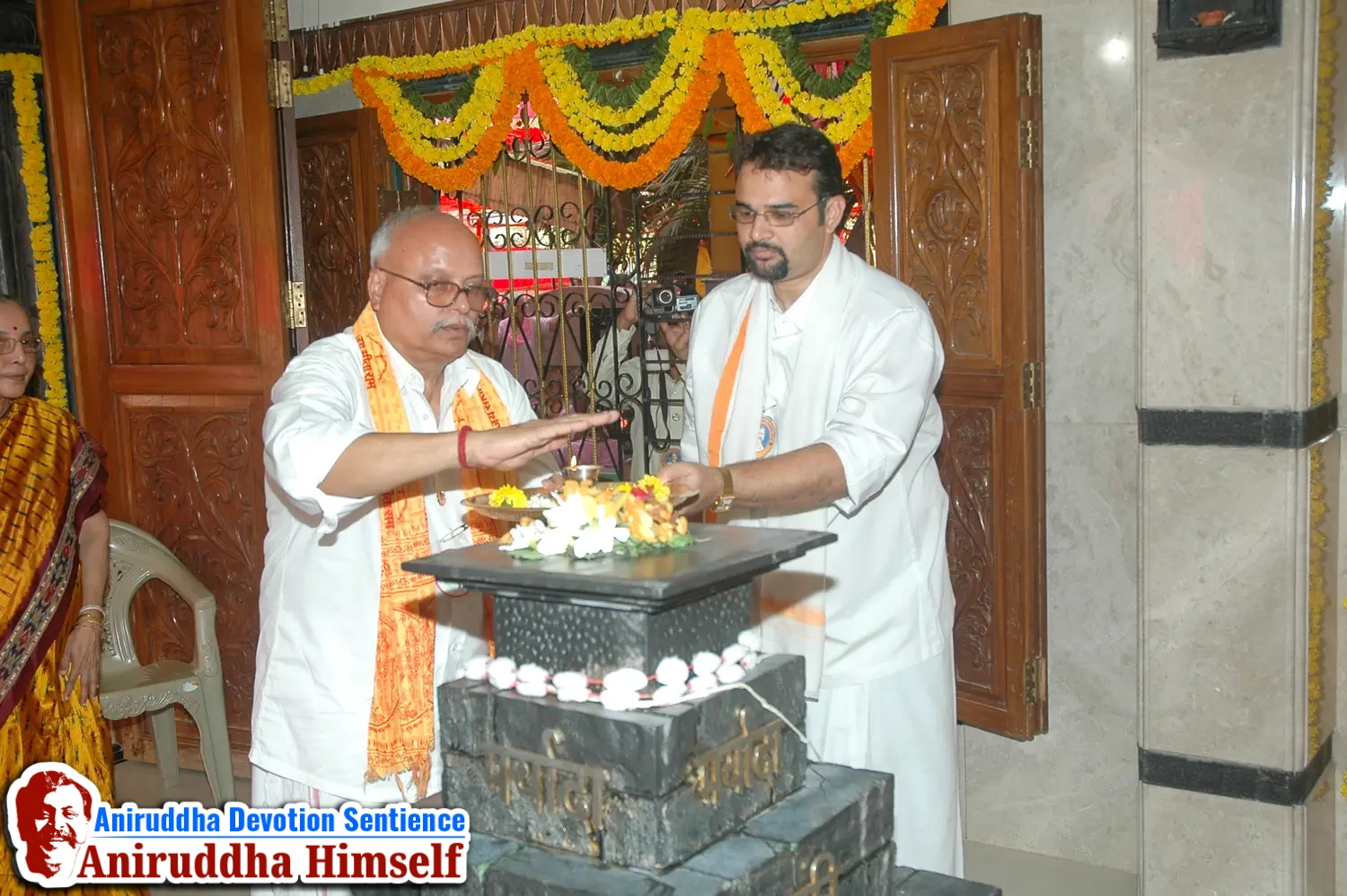 Aniruddha Bapu performing Poojan of Shree Aadyapipa Samadhi Sthanam