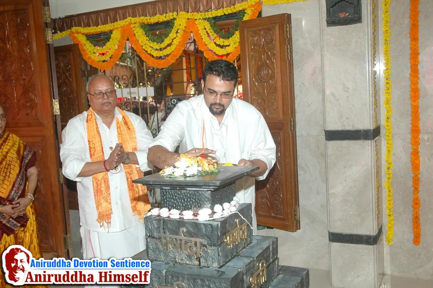 Aniruddha Bapu performing Poojan of Shree Aadyapipa Samadhi Sthanam