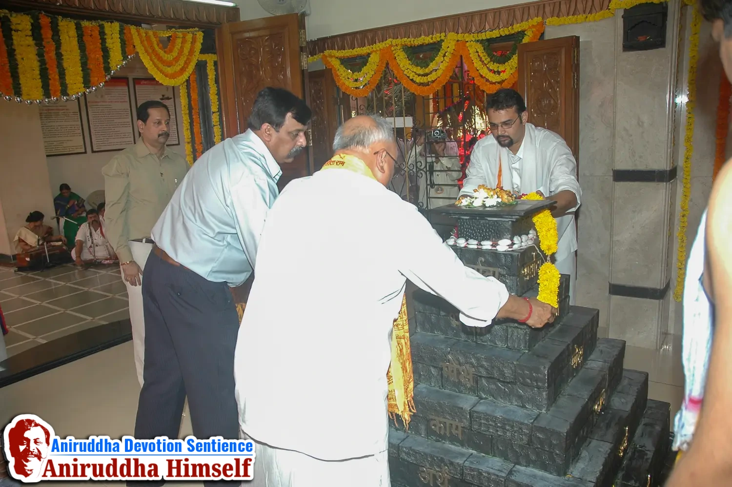 Aniruddha Bapu performing Poojan of Shree Aadyapipa Samadhi Sthanam