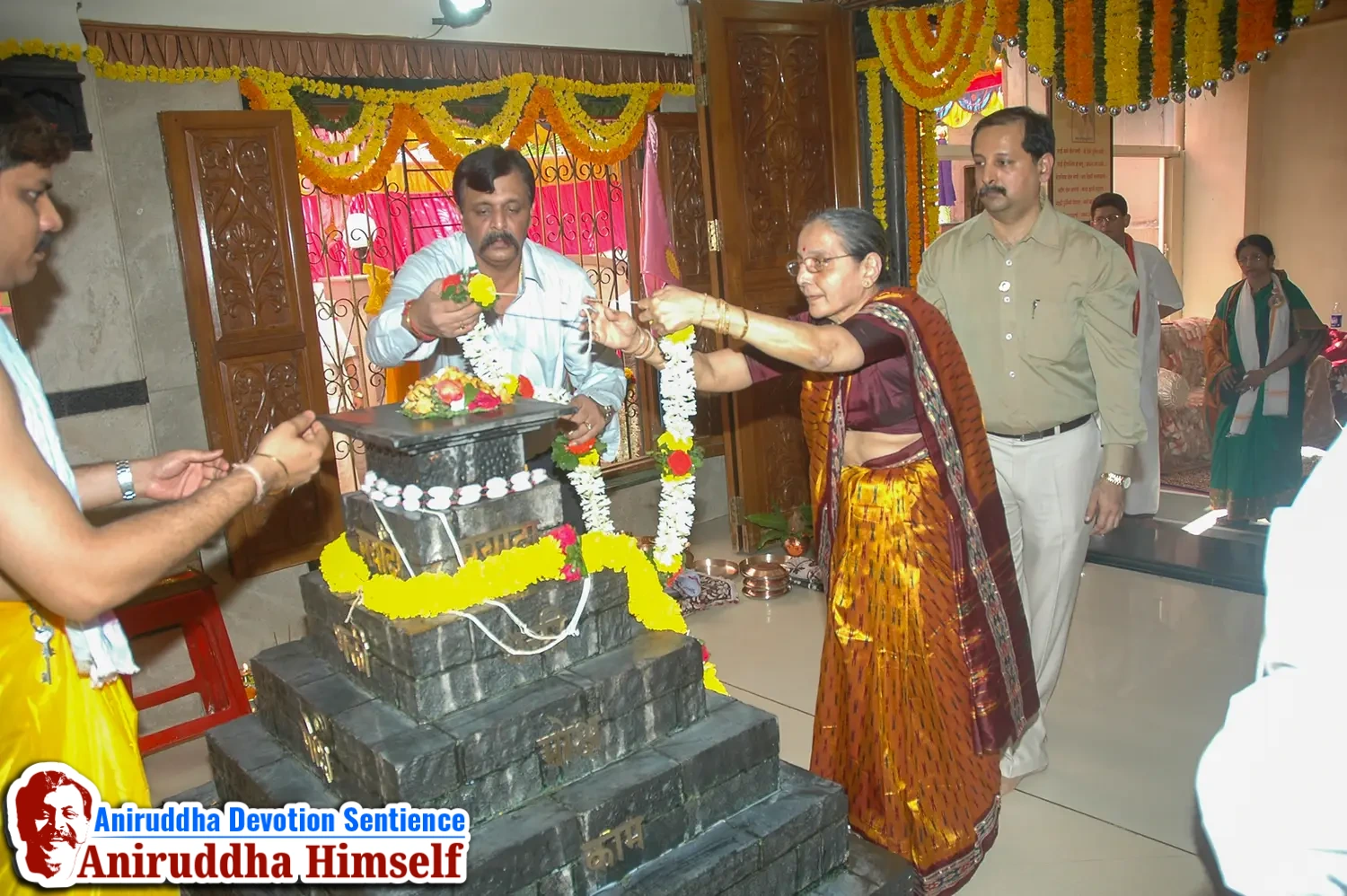 Aniruddha Bapu performing Poojan of Shree Aadyapipa Samadhi Sthanam