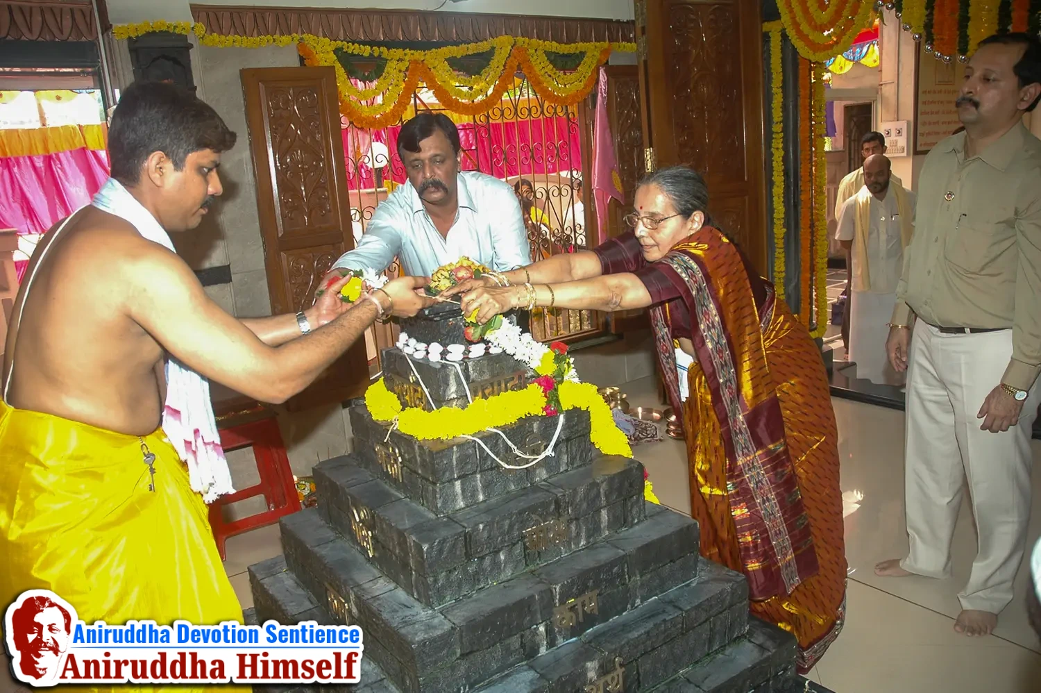 Aniruddha Bapu performing Poojan of Shree Aadyapipa Samadhi Sthanam
