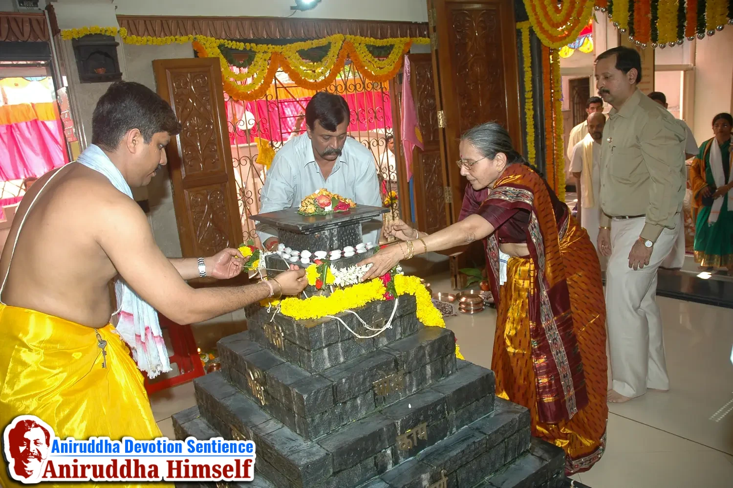 Aniruddha Bapu performing Poojan of Shree Aadyapipa Samadhi Sthanam