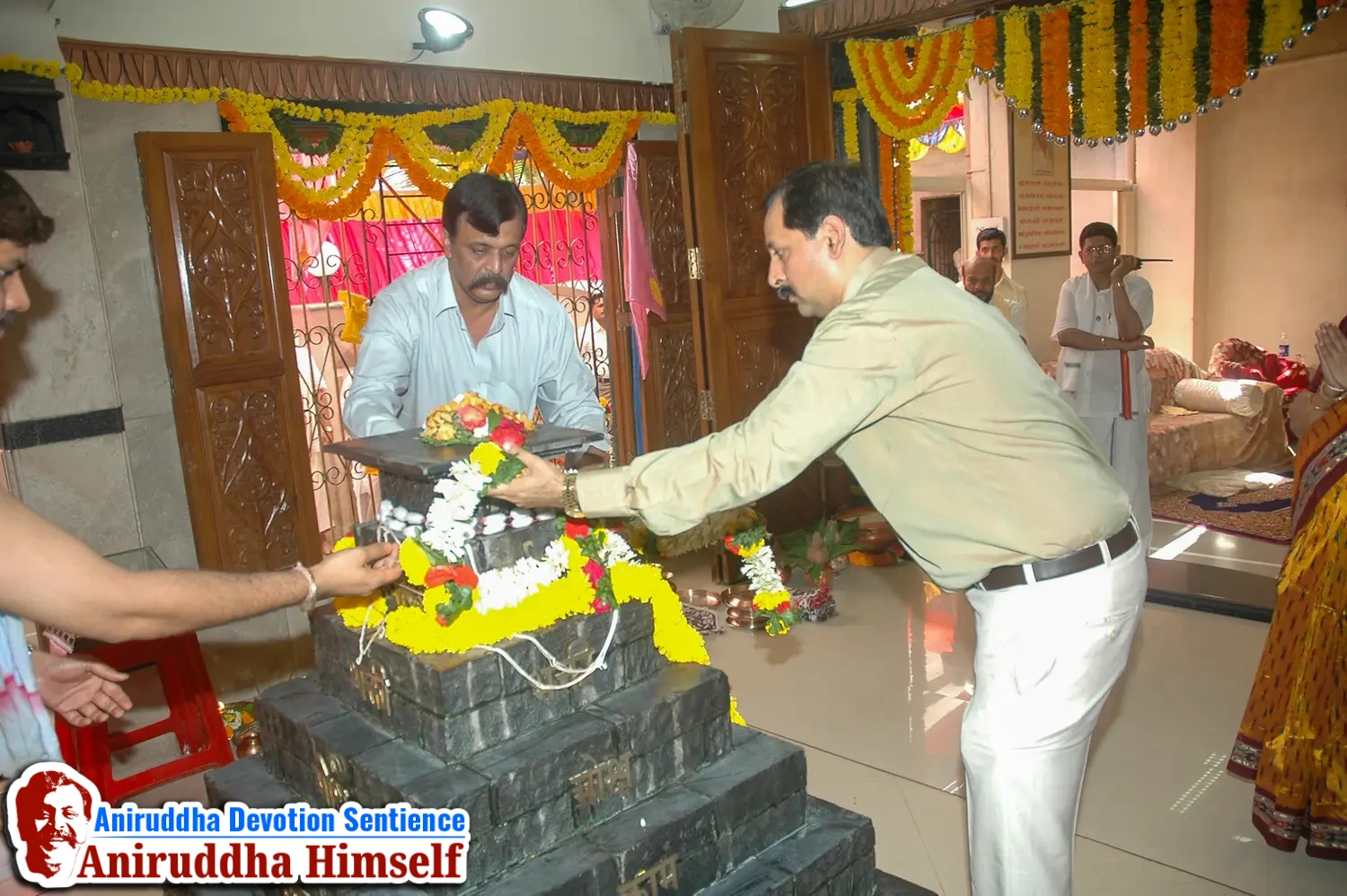 Aniruddha Bapu performing Poojan of Shree Aadyapipa Samadhi Sthanam