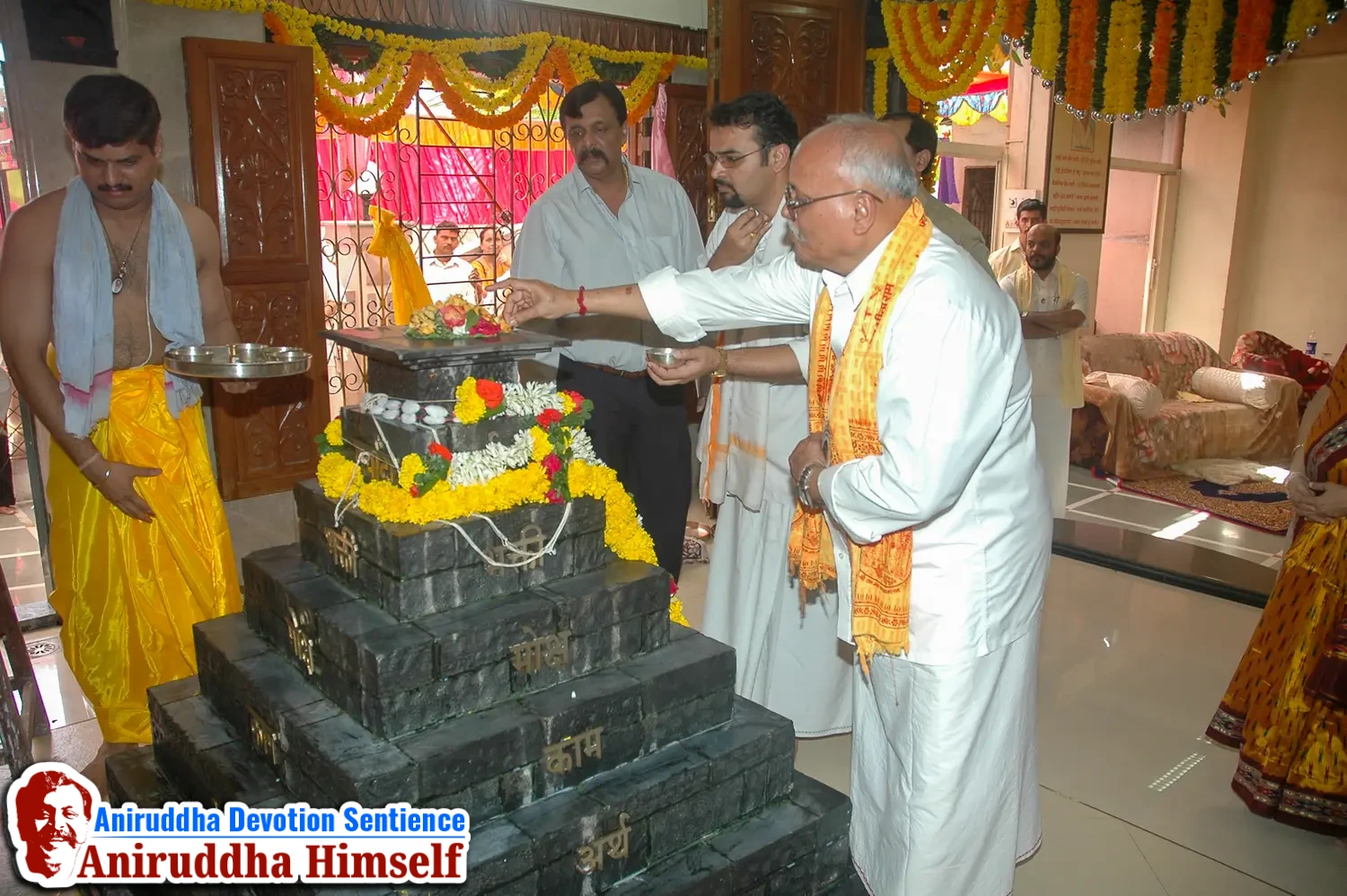 Aniruddha Bapu performing Poojan of Shree Aadyapipa Samadhi Sthanam