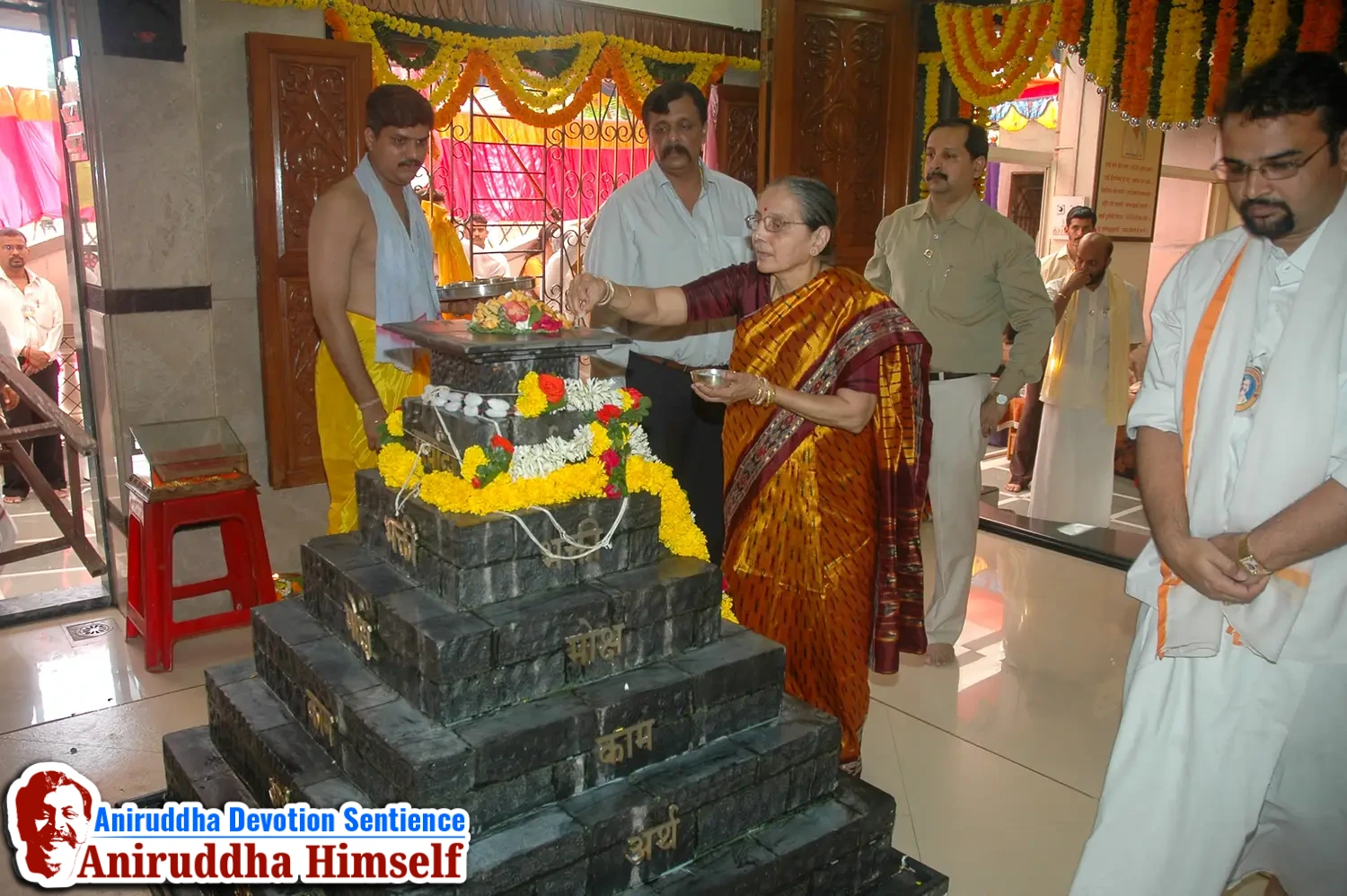 Aniruddha Bapu performing Poojan of Shree Aadyapipa Samadhi Sthanam