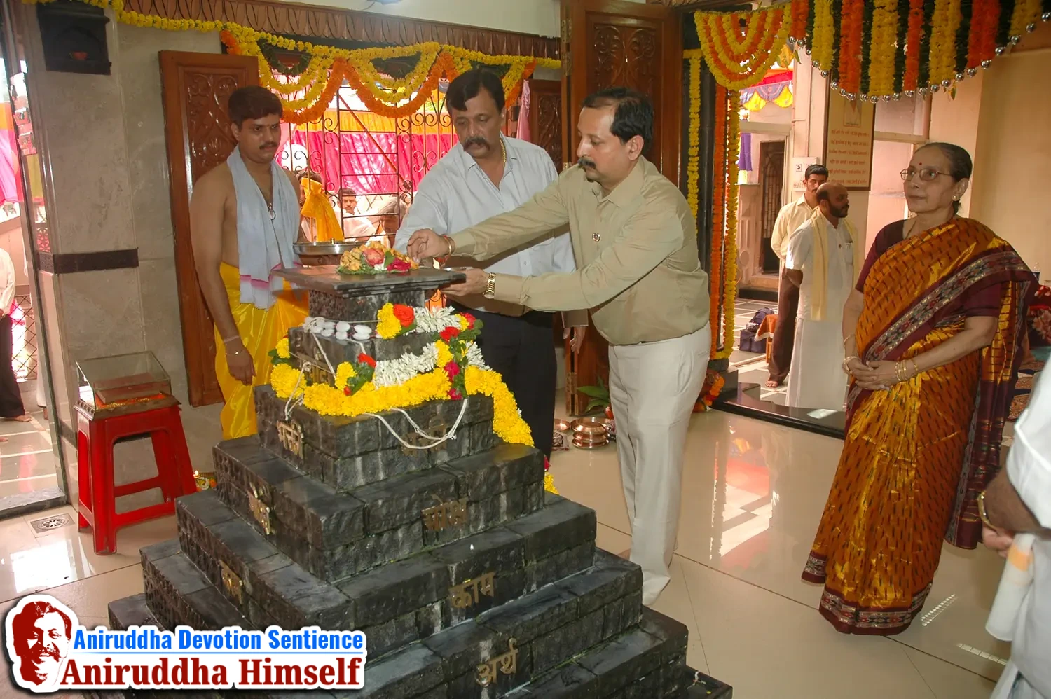 Aniruddha Bapu performing Poojan of Shree Aadyapipa Samadhi Sthanam
