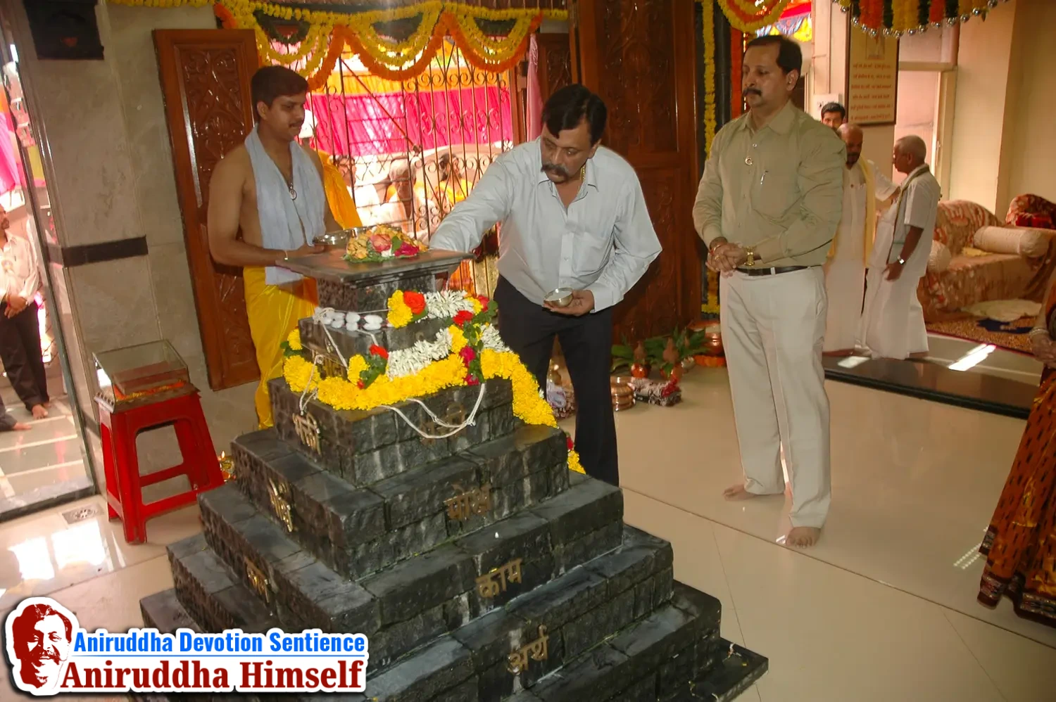 Aniruddha Bapu performing Poojan of Shree Aadyapipa Samadhi Sthanam