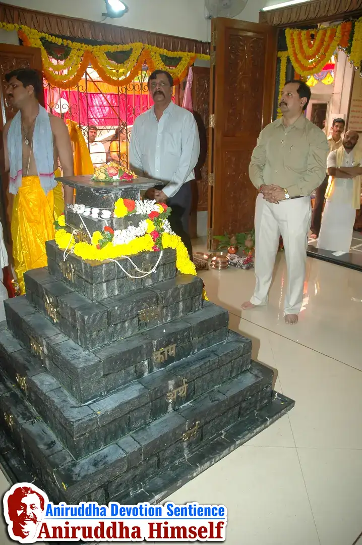Aniruddha Bapu performing Poojan of Shree Aadyapipa Samadhi Sthanam