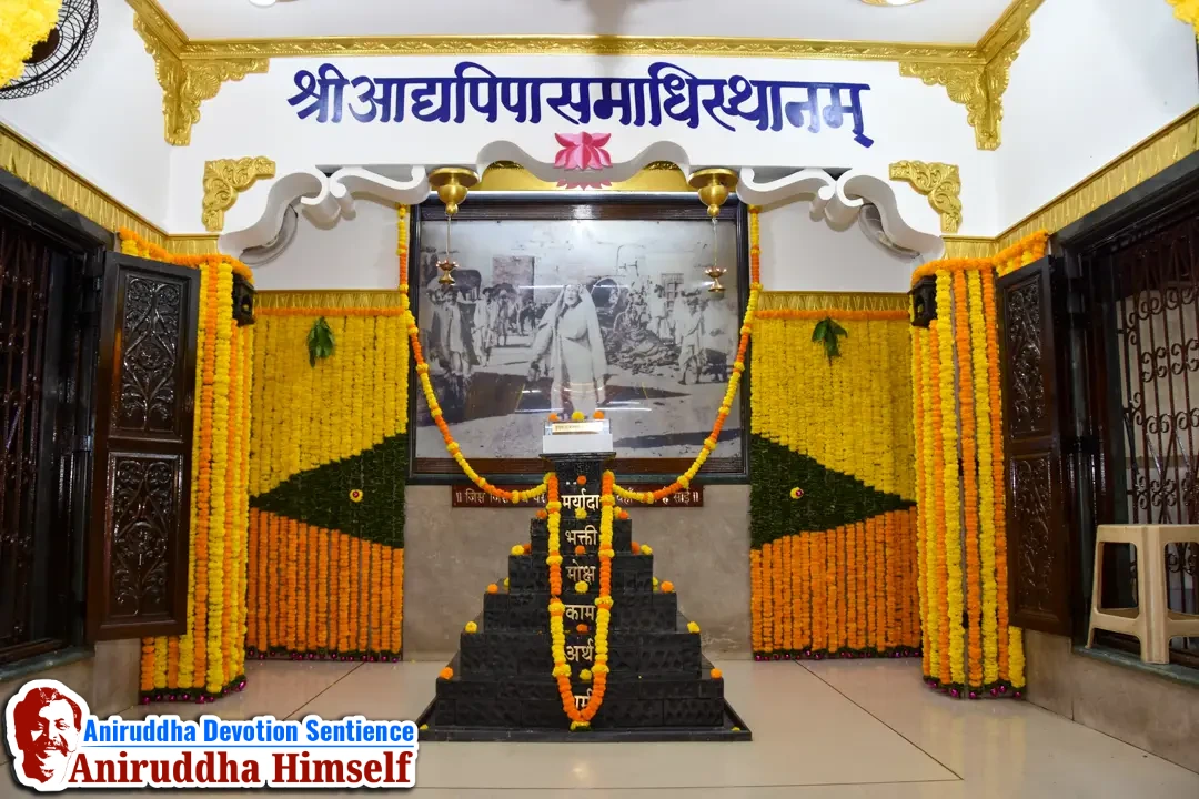 Aniruddha Bapu performing Poojan of Shree Aadyapipa Samadhi Sthanam