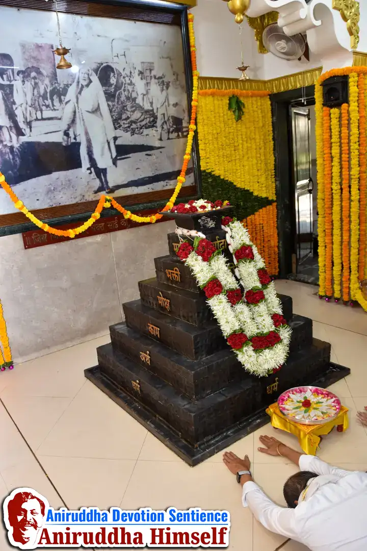Aniruddha Bapu performing Poojan of Shree Aadyapipa Samadhi Sthanam