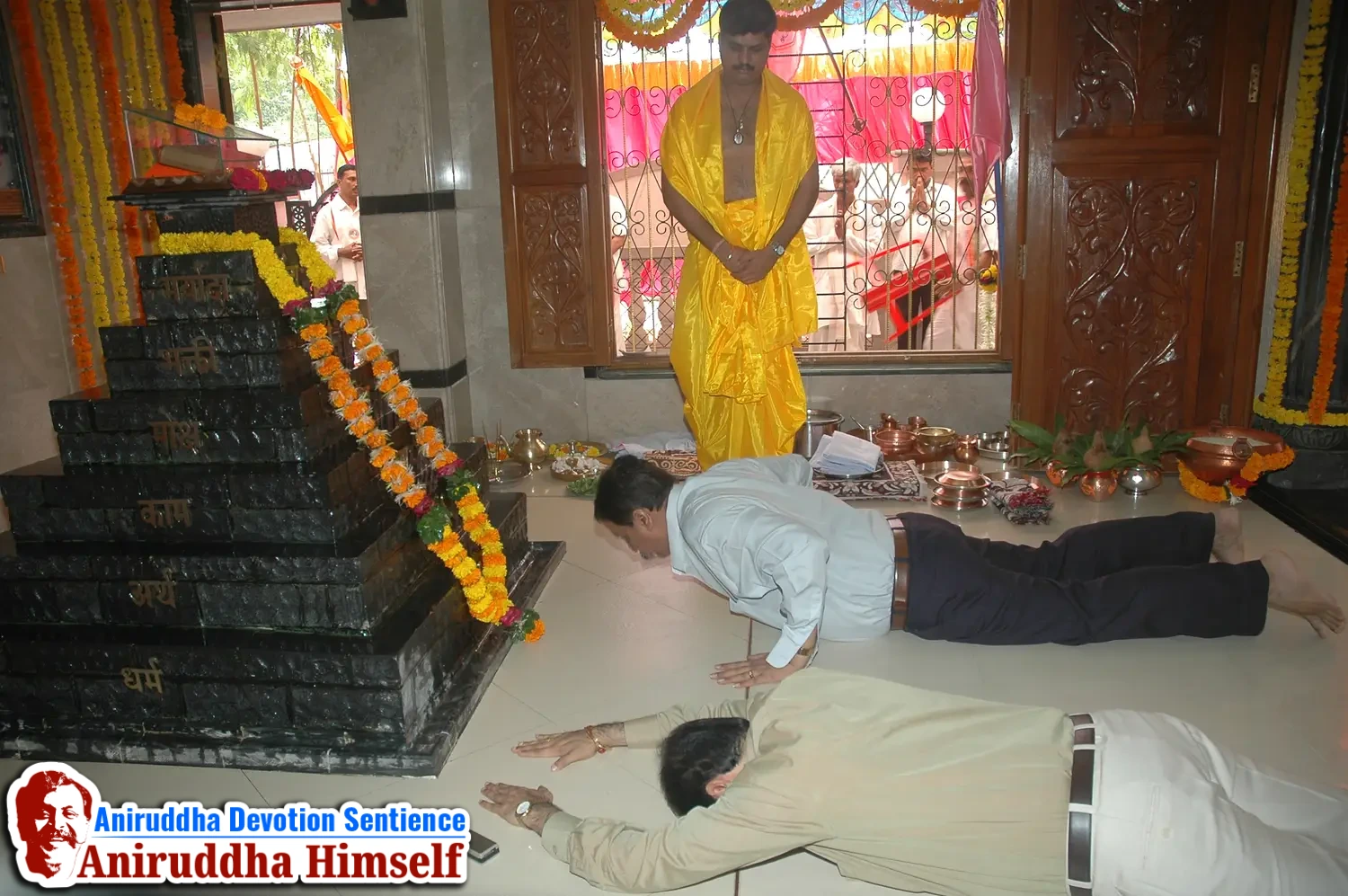Aniruddha Bapu performing Poojan of Shree Aadyapipa Samadhi Sthanam