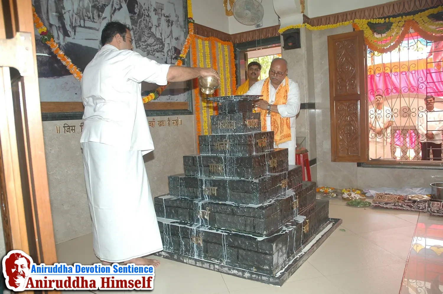 Aniruddha Bapu performing Poojan of Shree Aadyapipa Samadhi Sthanam